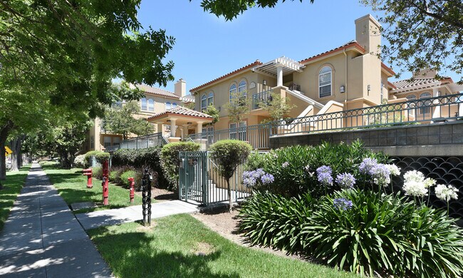 Building Photo - Beautiful 2BR/2BA Condo - Convenient Downtown San Jose Location!