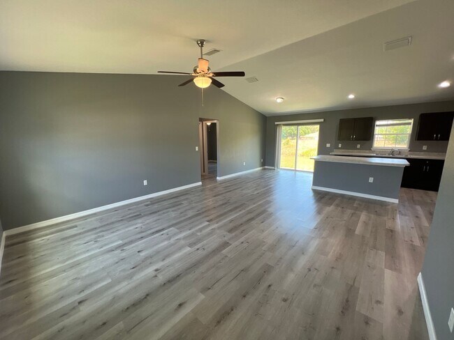 Building Photo - Custom Home - Desirable SE Ocala Neighborhood 3/2/2 **Won't Last**