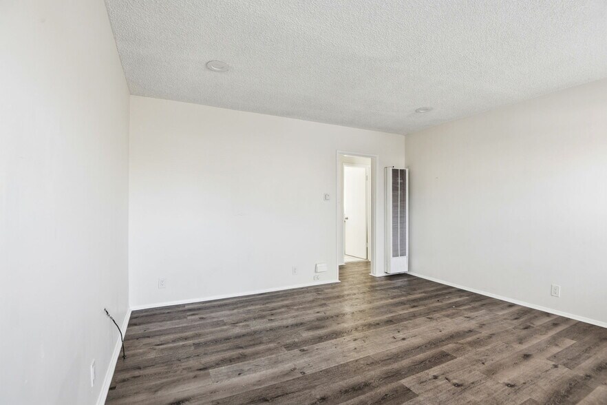 Building Photo - 1112 W 92nd St