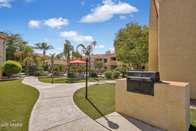 Building Photo - 9990 N Scottsdale Rd