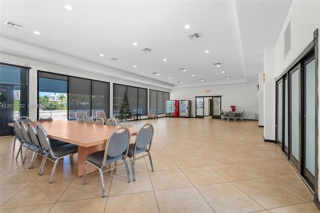 Building Photo - 3401 N Country Club Dr