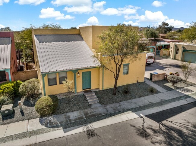 Building Photo - Paseo Estrella Gem at the base of Tucson icon A mountain! Minutes away from DownTown Tucson!