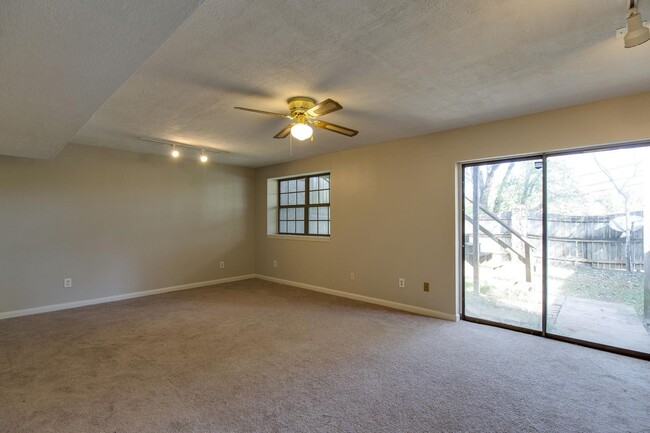 Building Photo - Spacious Living In the Heart of Hendersonv...