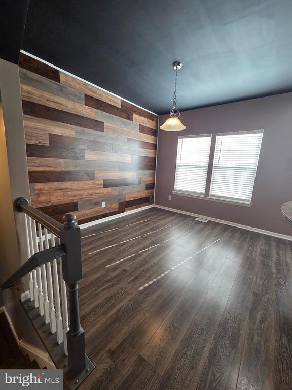 Building Photo - 2102 E Oak Rd