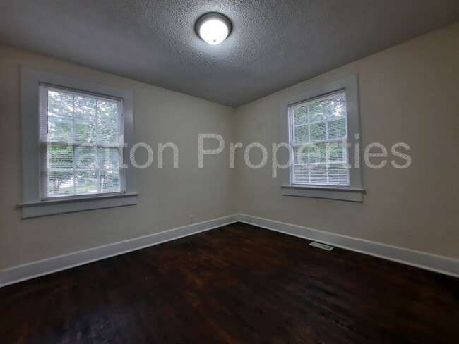 Building Photo - College Place Home