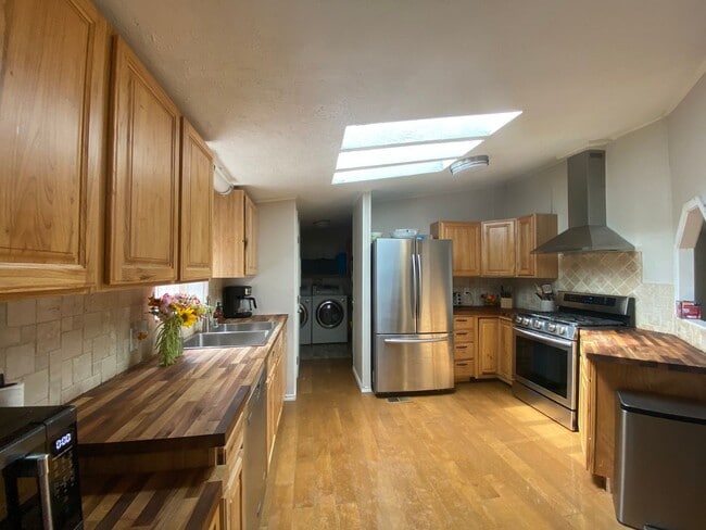 Building Photo - Deer Lake-3 bedroom, 2 bath house for rent!!