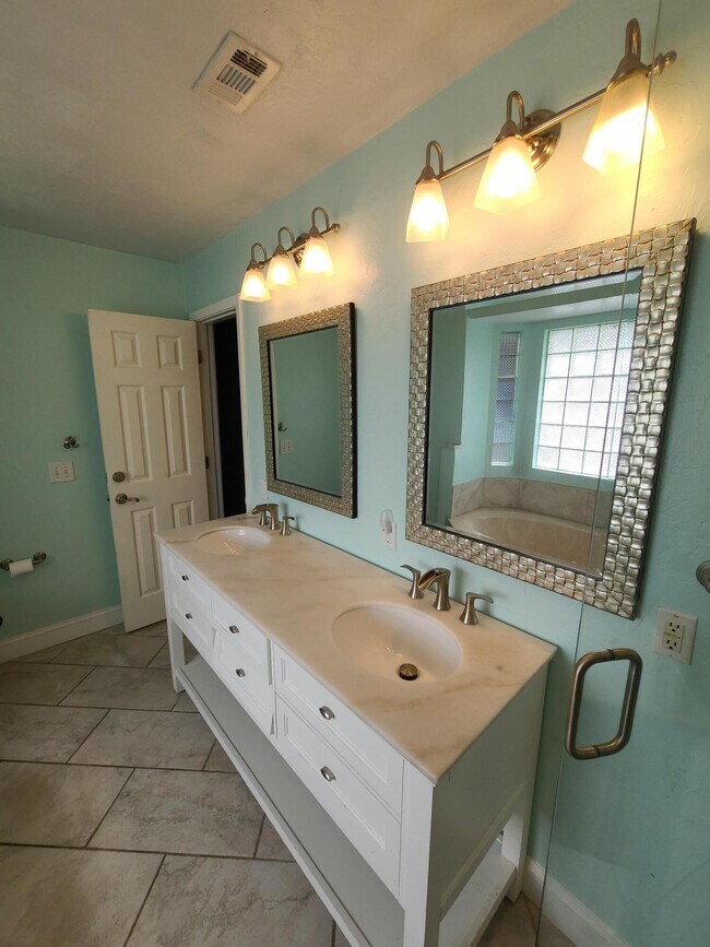 Building Photo - 1905 Catamaran Dr