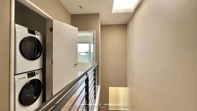 Building Photo - Stylish and modern loft-like 2 bedroom 2.5 bath condo in an urban oasis!