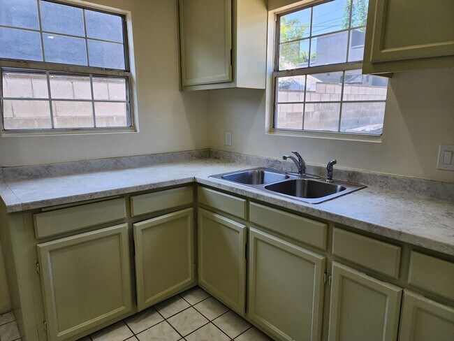Building Photo - Charming 3 Bedroom / 2 Bathroom Home with ...