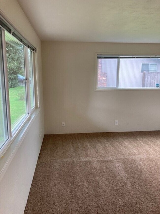 Building Photo - (OCK 5) Beautifully remodeled 2 bedroom/1.5 bath duplex