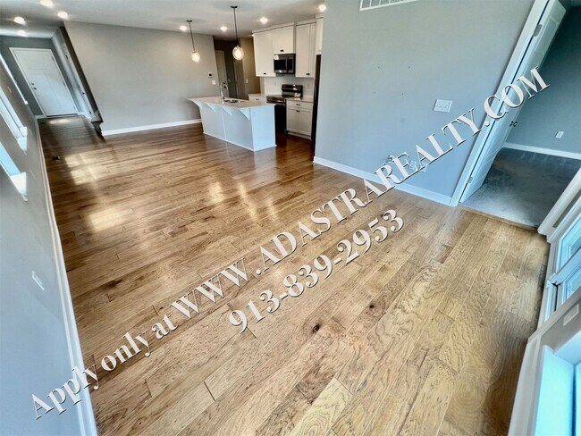 Building Photo - Beautiful Like New 4 Bed 4 Bath Home in Overland Park-Available NOW!!