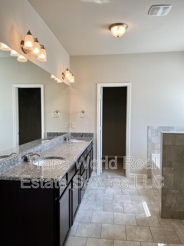 Building Photo - 7531 Silk Tree Pointe