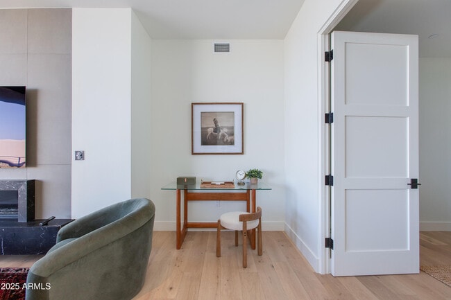 Building Photo - 5000 N Camelback Rdg Dr