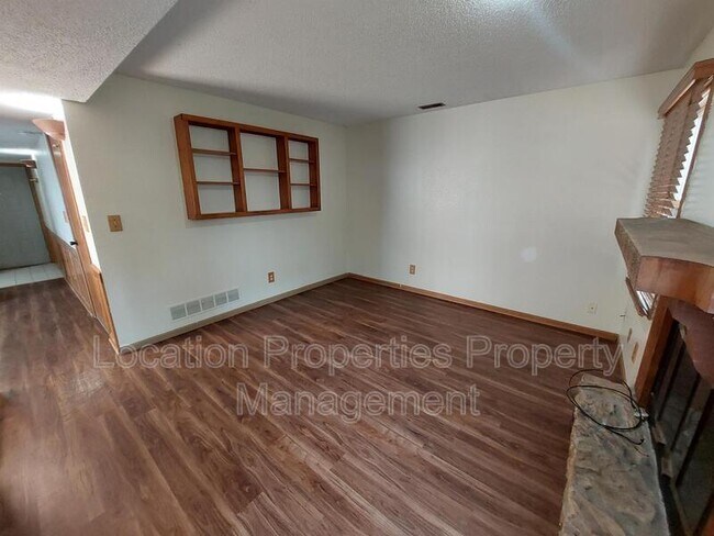 Building Photo - 1903 W 3rd St