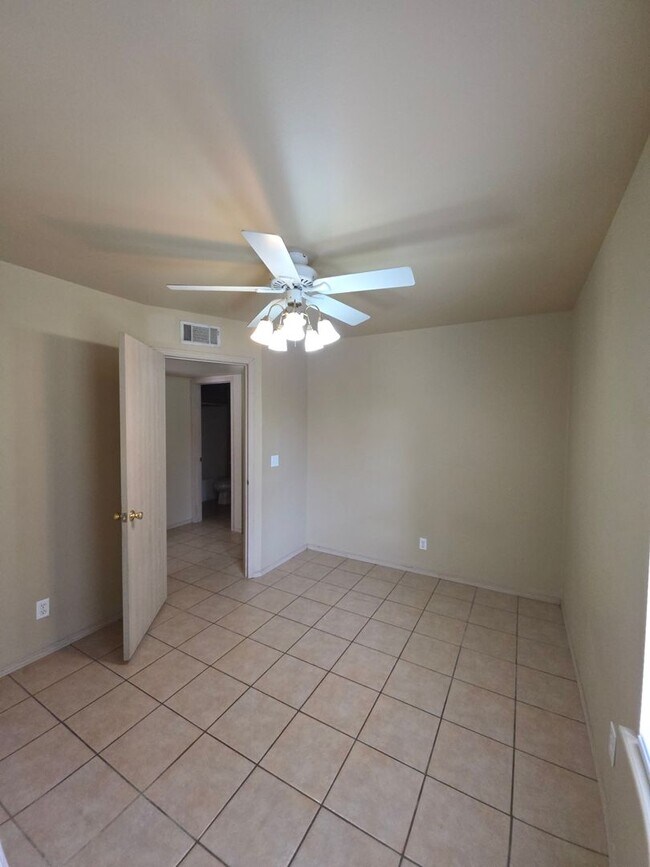 Building Photo - 1002 N Greenwich Ave