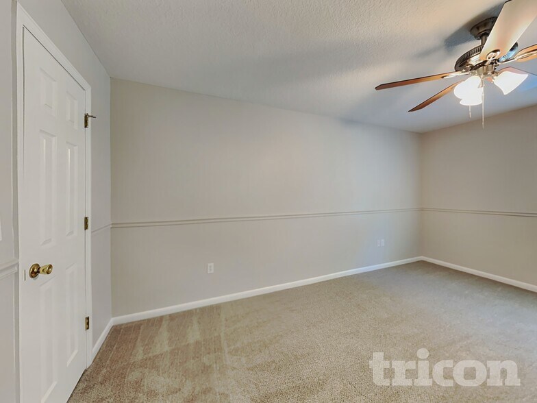 Building Photo - 2122 Center Way