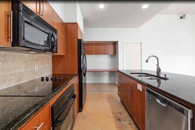 Building Photo - Prime location with City Views!!