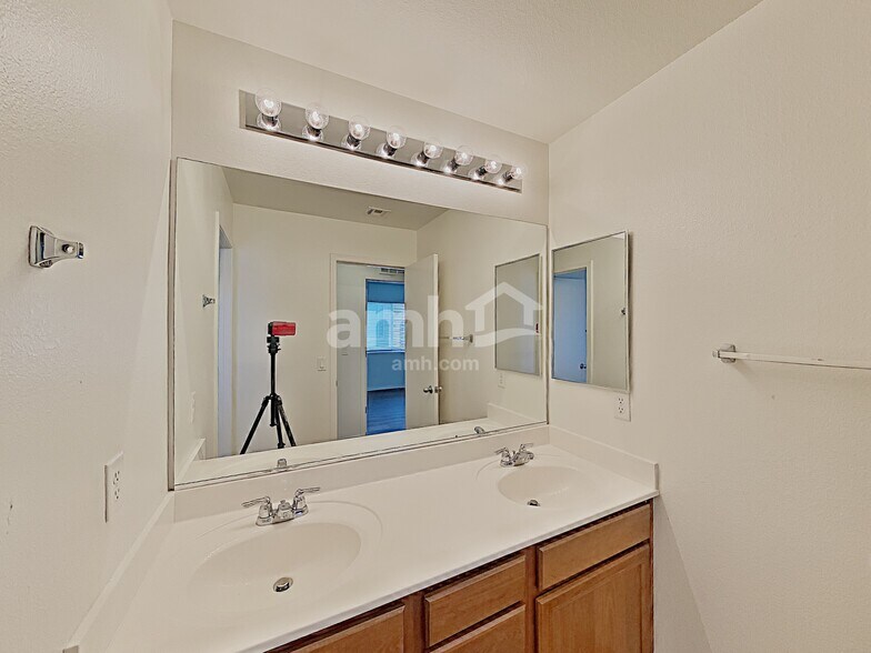 Building Photo - 1025 Maple Pines Ave