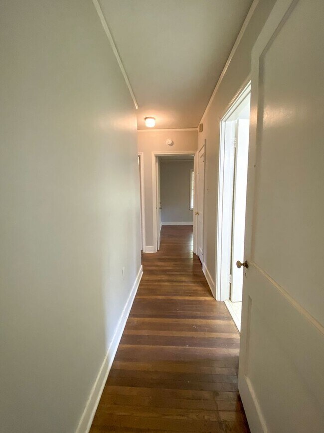 Building Photo - 3 bed, 1 bath by the University of Memphis