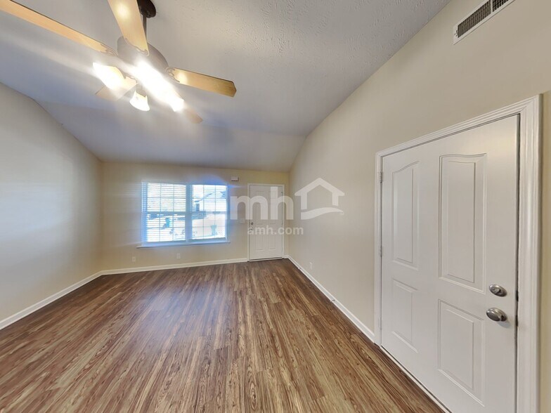 Building Photo - 1228 Shannon Ln