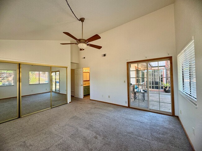 Building Photo - 2555 Westridge Dr