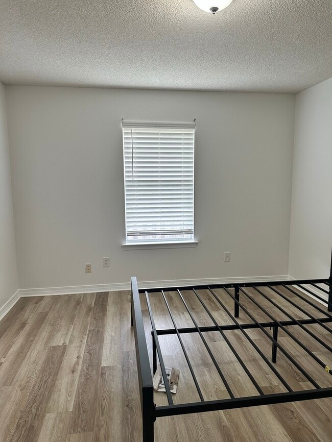 Building Photo - Large 4 bed / 3 bath home minutes from Nav...