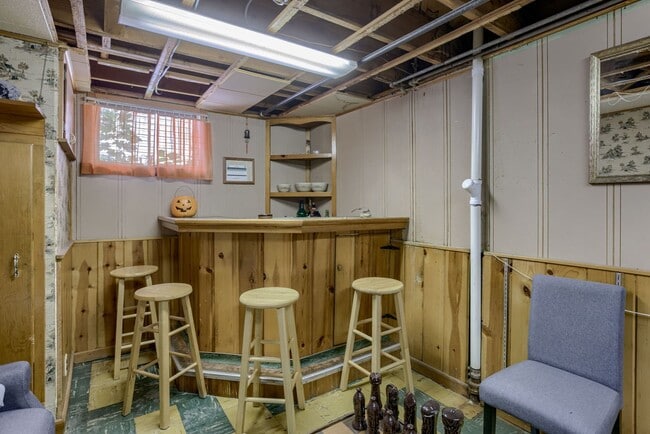 Building Photo - Charming 2 Bedroom With Spacious Living In...