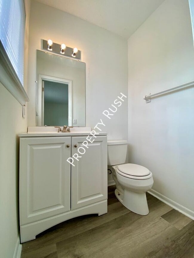 Building Photo - 922 Delores Dr