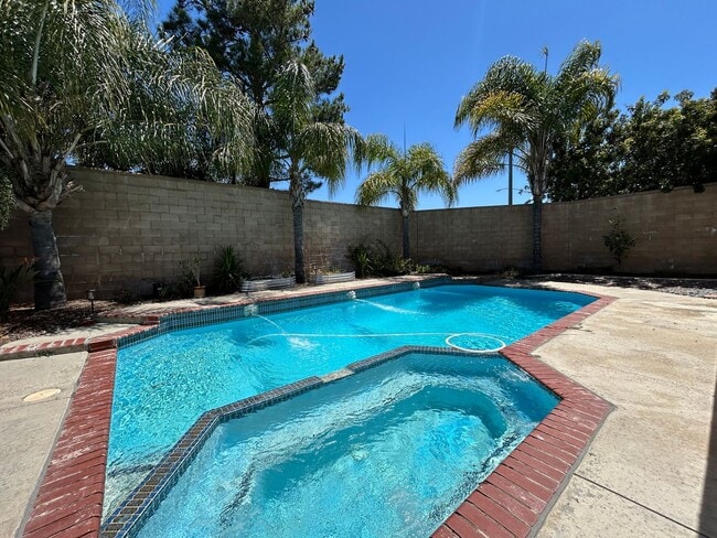 Building Photo - Pool Home