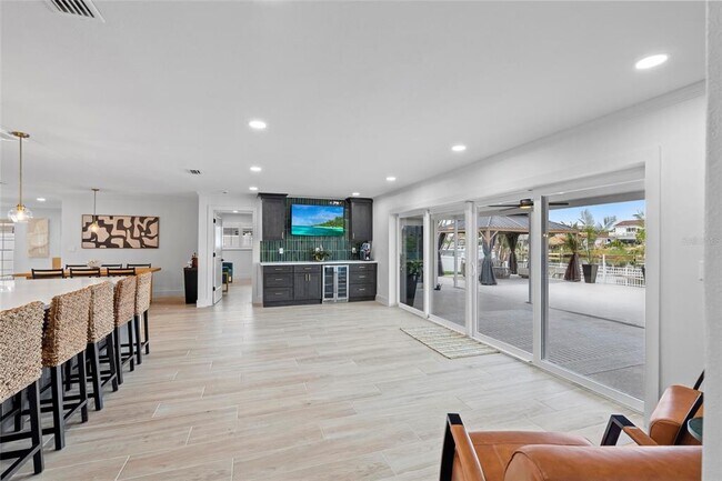 Building Photo - 668 Harbor Is