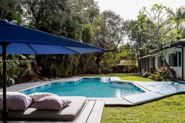 Building Photo - 750 NE 120th St