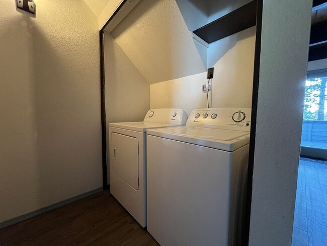 Building Photo - Cozy Portland Home with Spacious Living Room & Fenced Backyard