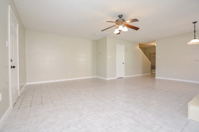 Building Photo - 516 Birdsong Dr