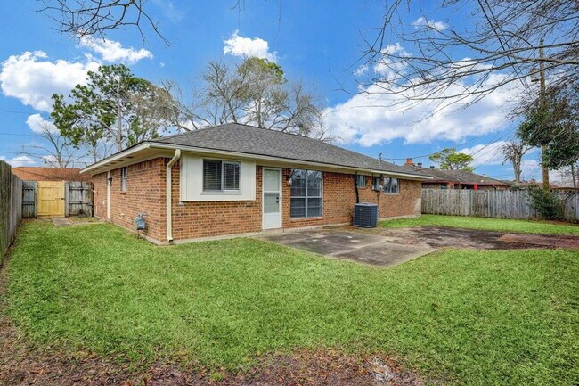 Building Photo - 5613 Armstrong