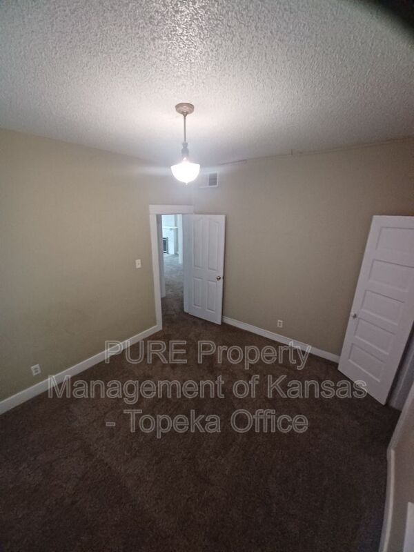 Building Photo - 630 SW Washburn Ave