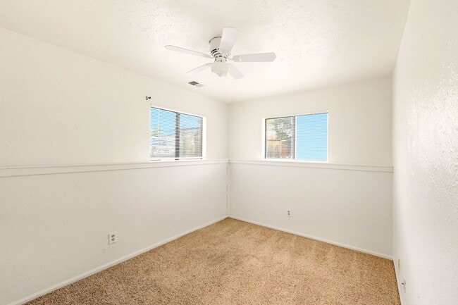 Building Photo - Available Immediately! 2 Bed 1 Bath in Denver