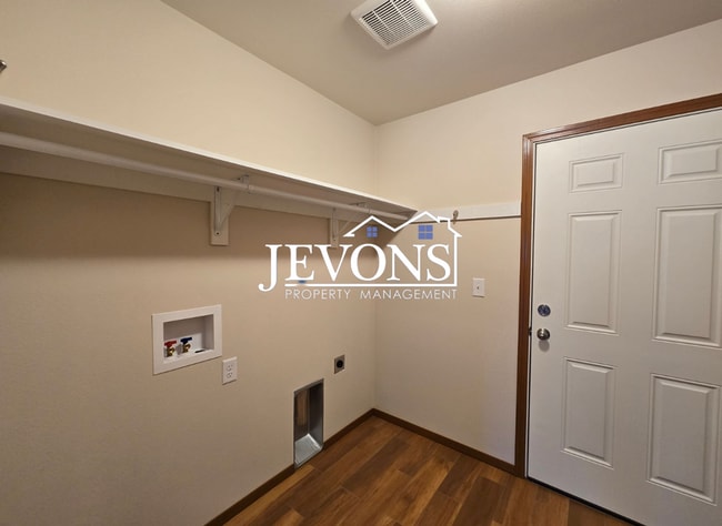 Building Photo - $250 Off on your First Month's Rent. A beautiful home near Downtown Yakima.