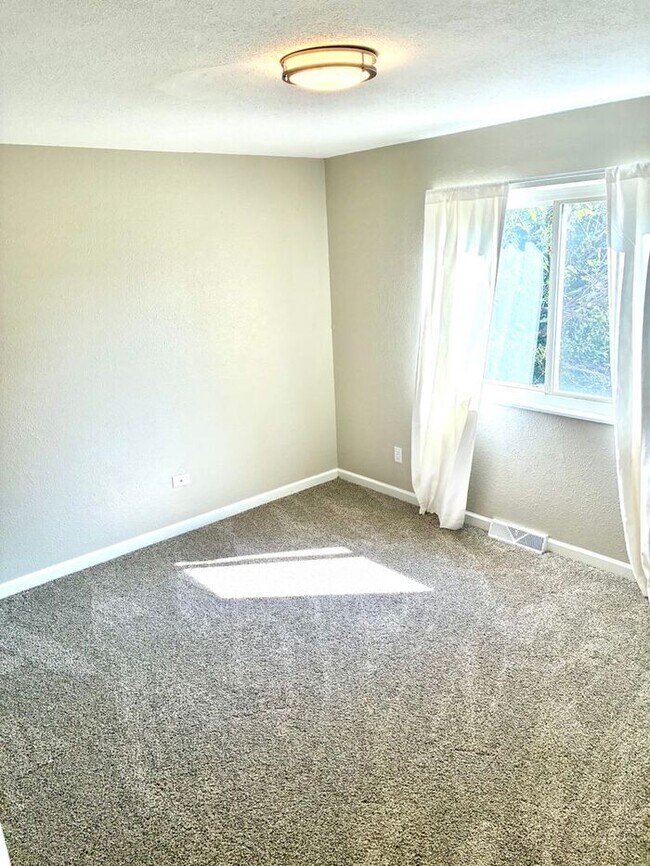 Building Photo - 3 Bedroom Home with Large Yard