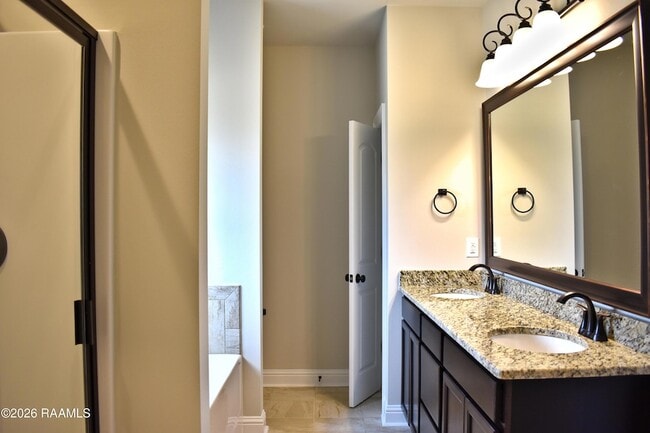 Building Photo - 421 Berg Ct