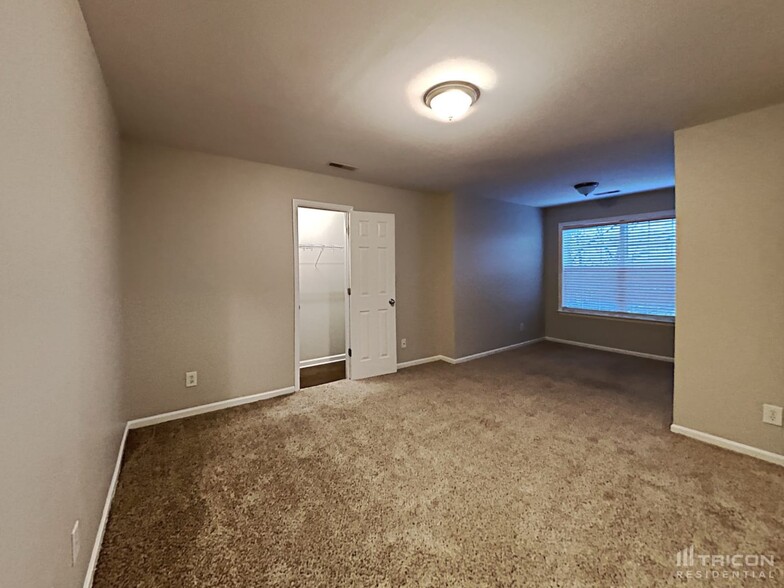 Building Photo - 703 Maple Ct