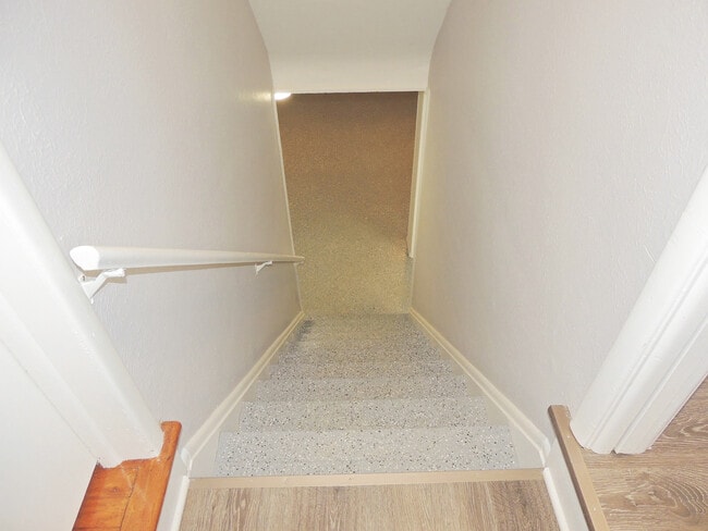 Building Photo - 3 Bed - 1 Full Bath Ranch for Rent