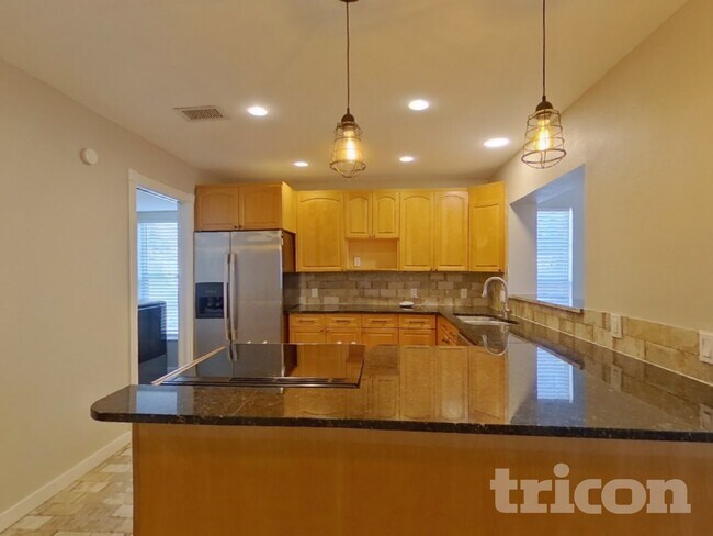 Building Photo - 2063 Los Lomas Dr