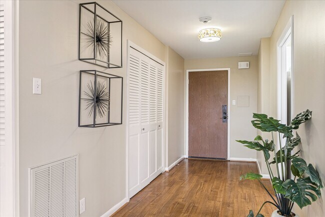 Building Photo - 49 Briar Hollow Ln