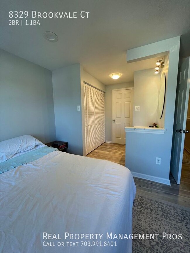 Building Photo - Update sunny END unit townhome - largest b...