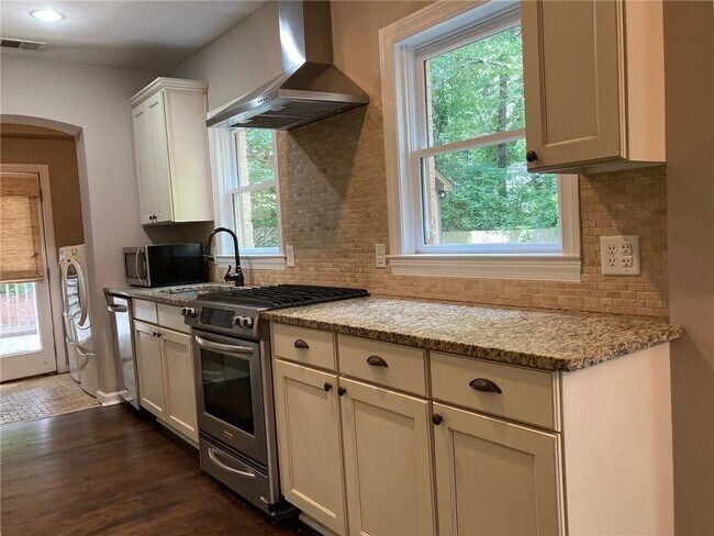 Building Photo - 49 Putnam Cir NE