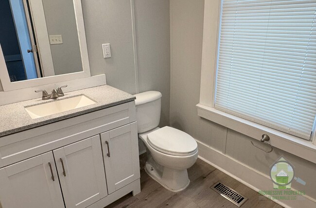 Building Photo - 520 Perry Ave