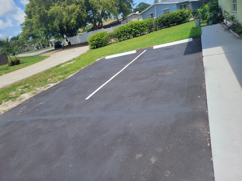 Building Photo - 2504 NW 9th Ln