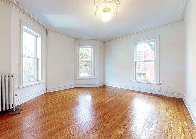Building Photo - Throop Avenue