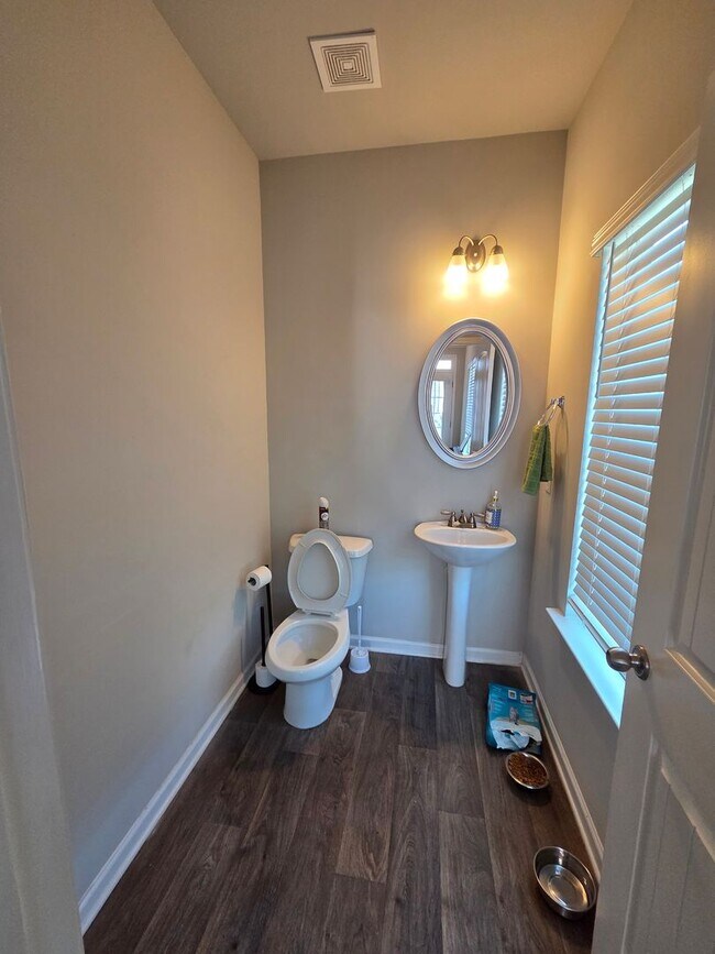 Building Photo - Gorgeous 3 bedroom home!