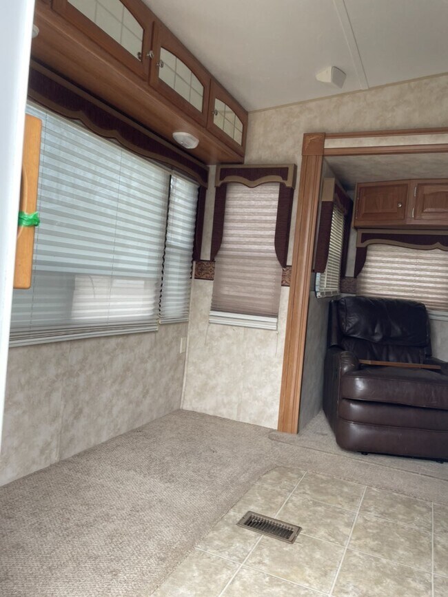 Building Photo - Homey RV for a Lease to Own!